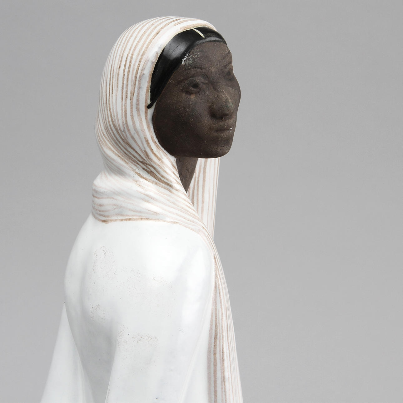 FIGURIN "INDONESISKA", delvis glaserad stengods. Mari Simmulson, Upsala-Ekeby 1954-1963.