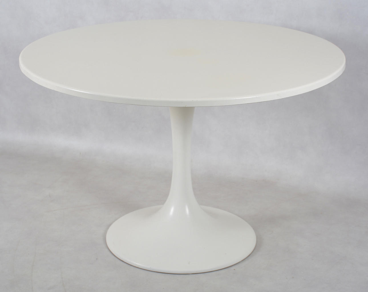 BORD, med bordsskiva i formpressad glasfiber, 1970-tal.