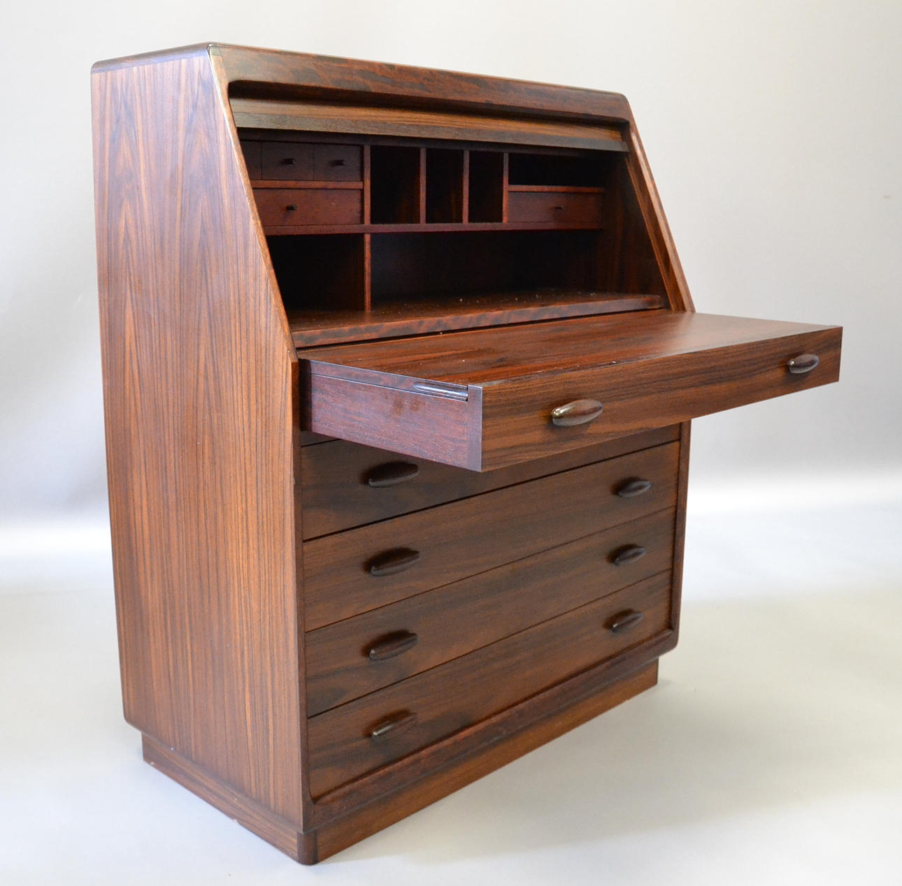 DYRLUND SEKRETERARE.