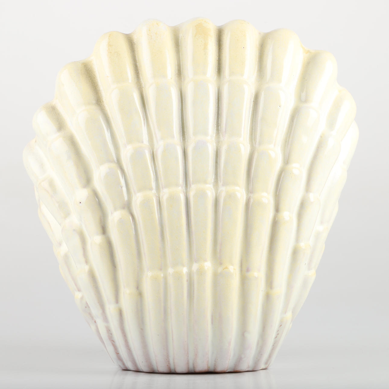 VICKE LINDSTRAND. Snäckvas, porslin, Upsala-Ekeby.