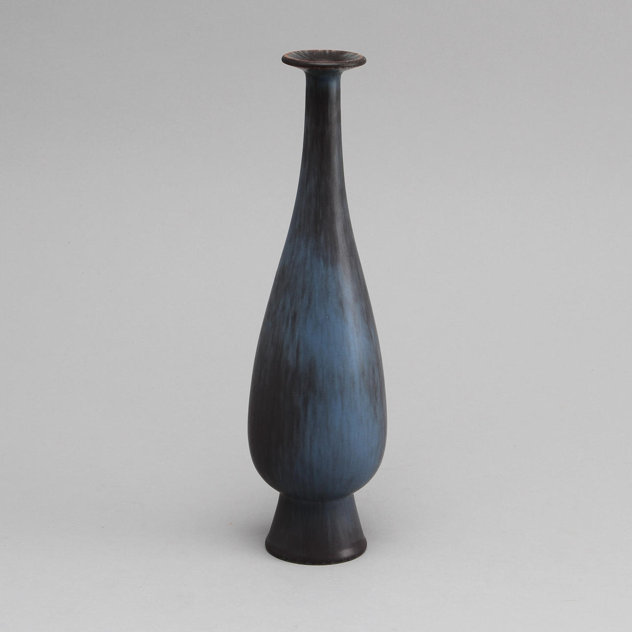 GUNNAR NYLUND. Vas, stengods, Rörstrand. Signerad G Nylund E 896.