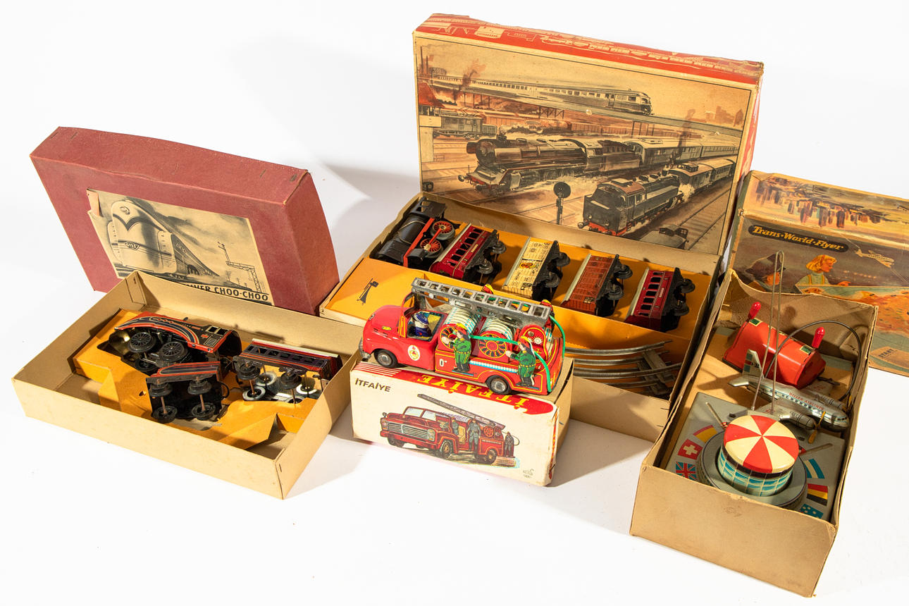 Four boxes. Trans World Flyer. (134-90).