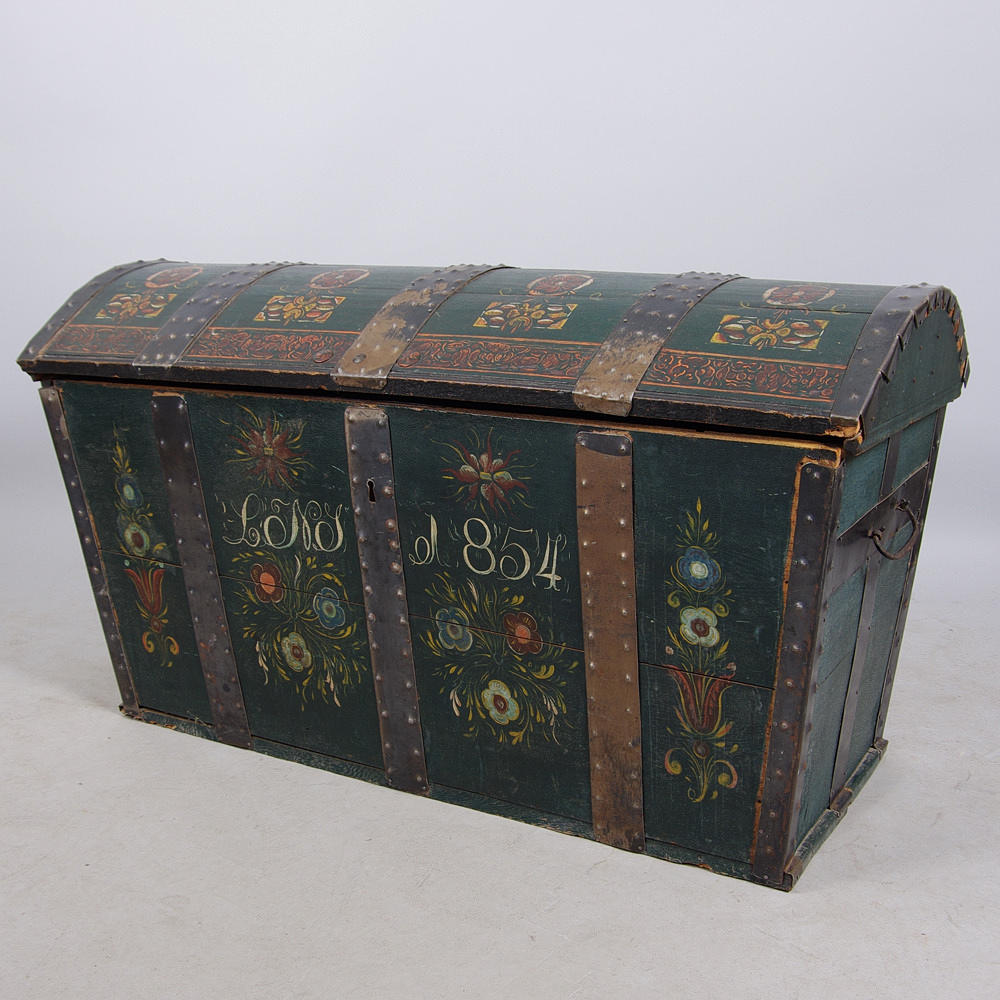 KISTA, allmogemålad ek med smidesbeslag, daterad 1854.