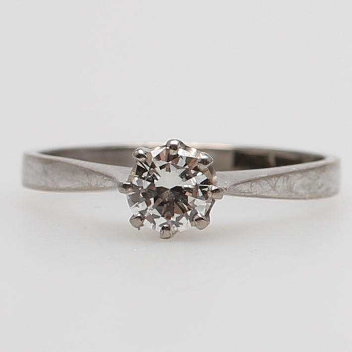 ENSTENSRING i 18K vitguld med briljantslippad diamant om 0,36 carat, Svedboms Guldsmeds AB Vetlanda 1977.