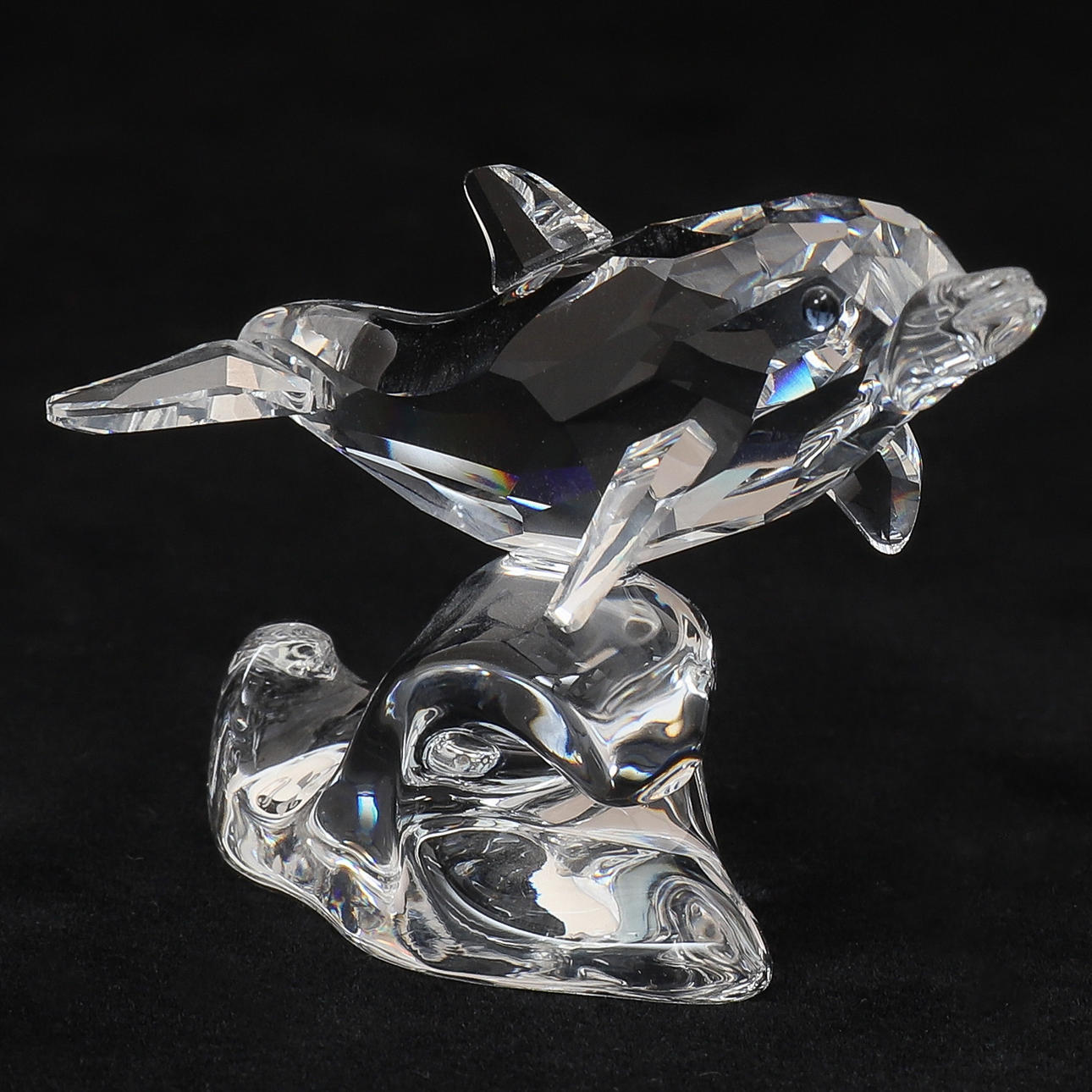 SWAROVSKI: DELPHIN AUF WELLE.