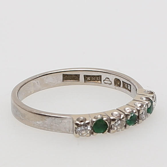 RING i 18K vitguld, halvallians, besatt med fyra diamanter och tre gröna stenar, Stigbert för Kurt Ek Stockholm 1977.