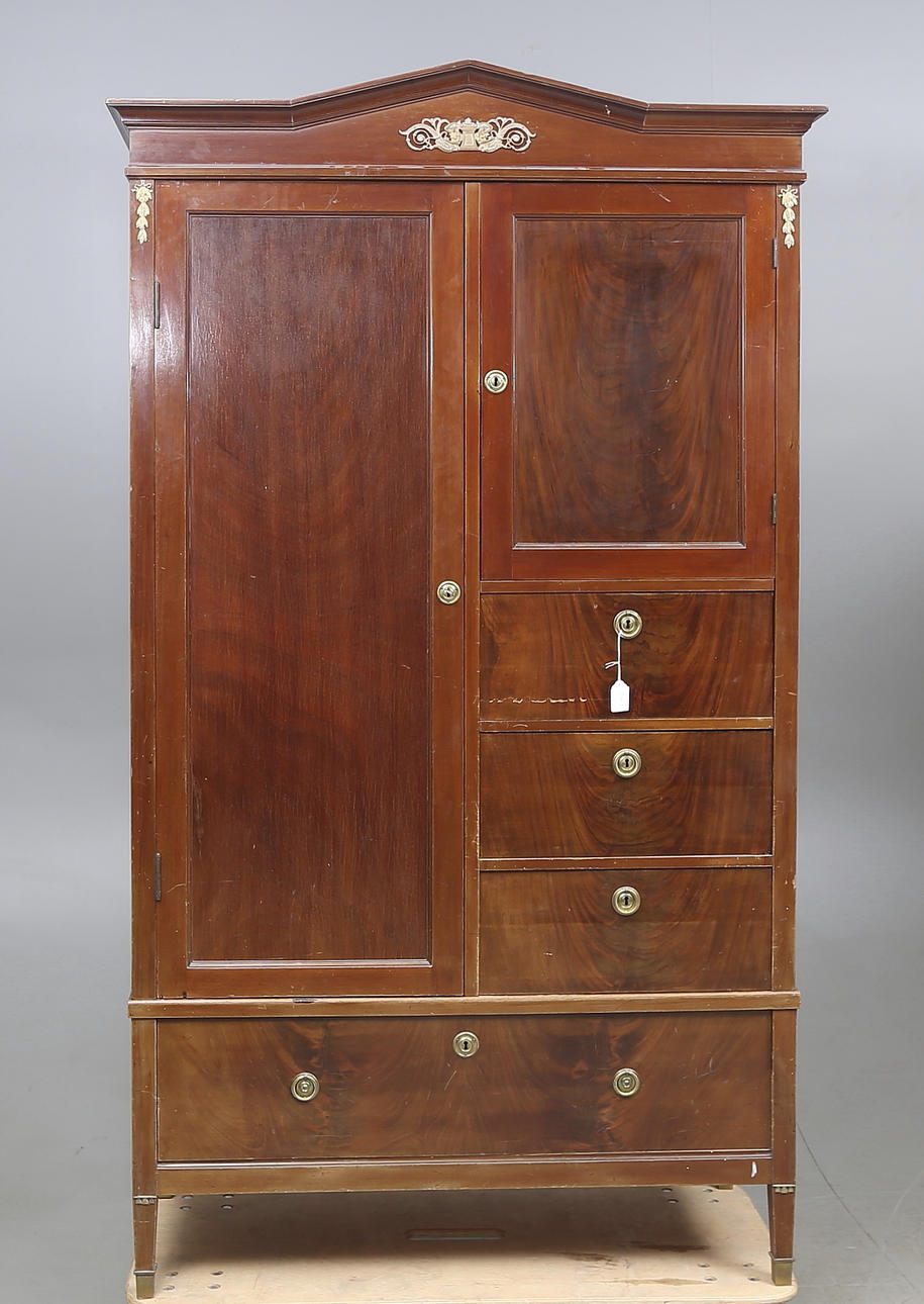 KLÄDSKÅP, empire-stil, 1900-talets första hälft.
