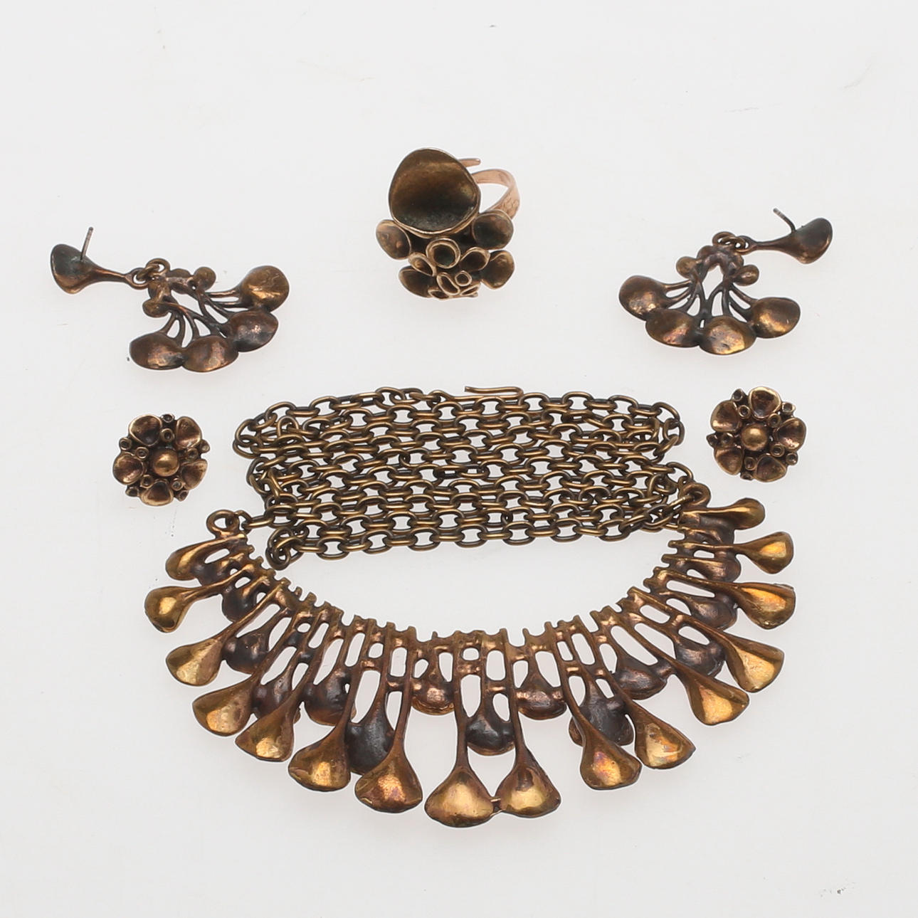 HALSBAND, RING samt två par ÖRHÄNGEN, brons, Pentti Sarpaneva, Finland, 1960/70-tal.