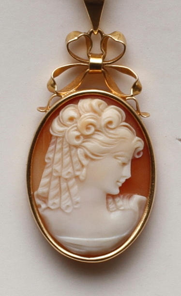 KEDJA samt CAMÉHÄNGE, 18k guld, Stigbert, tot vikt ca 9,2 gram.