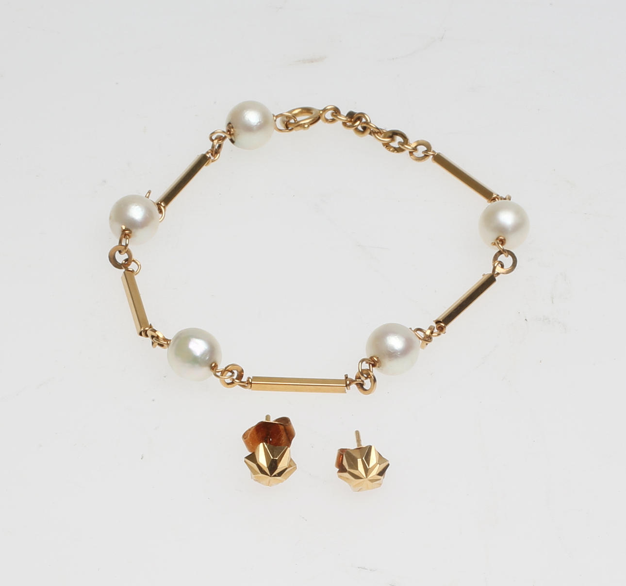 ARMBAND, med pärlor samt örgängen, 18 K.