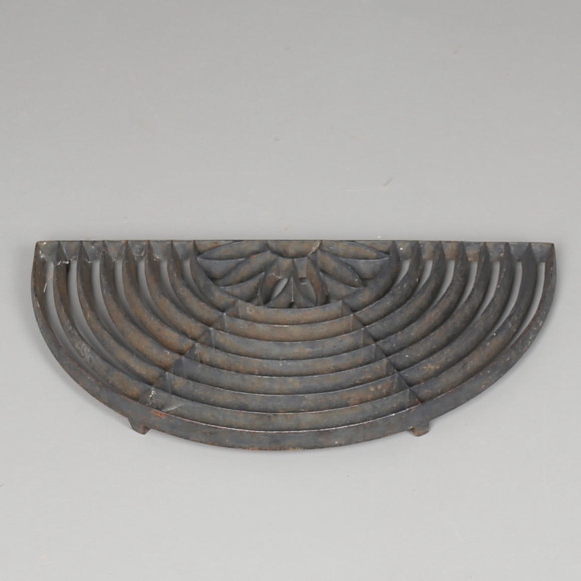 FOTSKRAPA i gjutjärn, Jens Sandegaard Smide, Alinedal, Tomelilla.