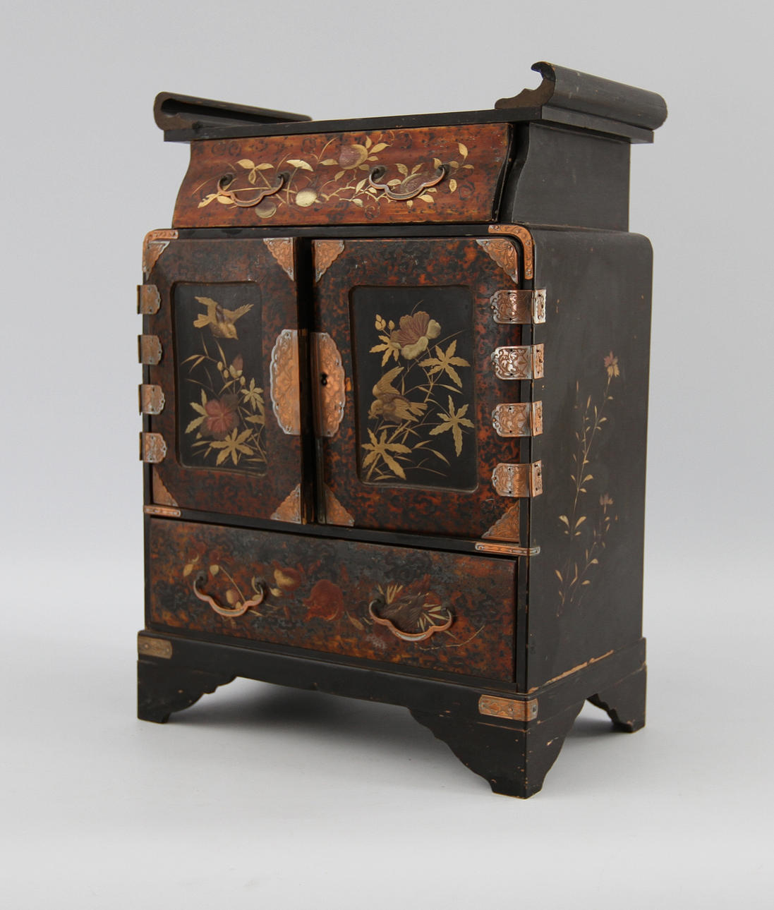 KABINETTSKÅP. Orientaliskt, 1900-talets första hälft.