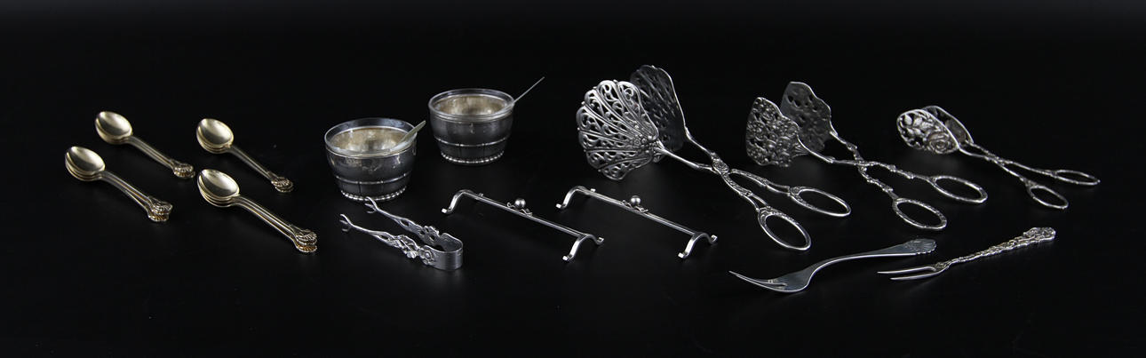 SILVERBESTICK, 20 st, och SALTKAR, 1 par, silver med glasinsats.