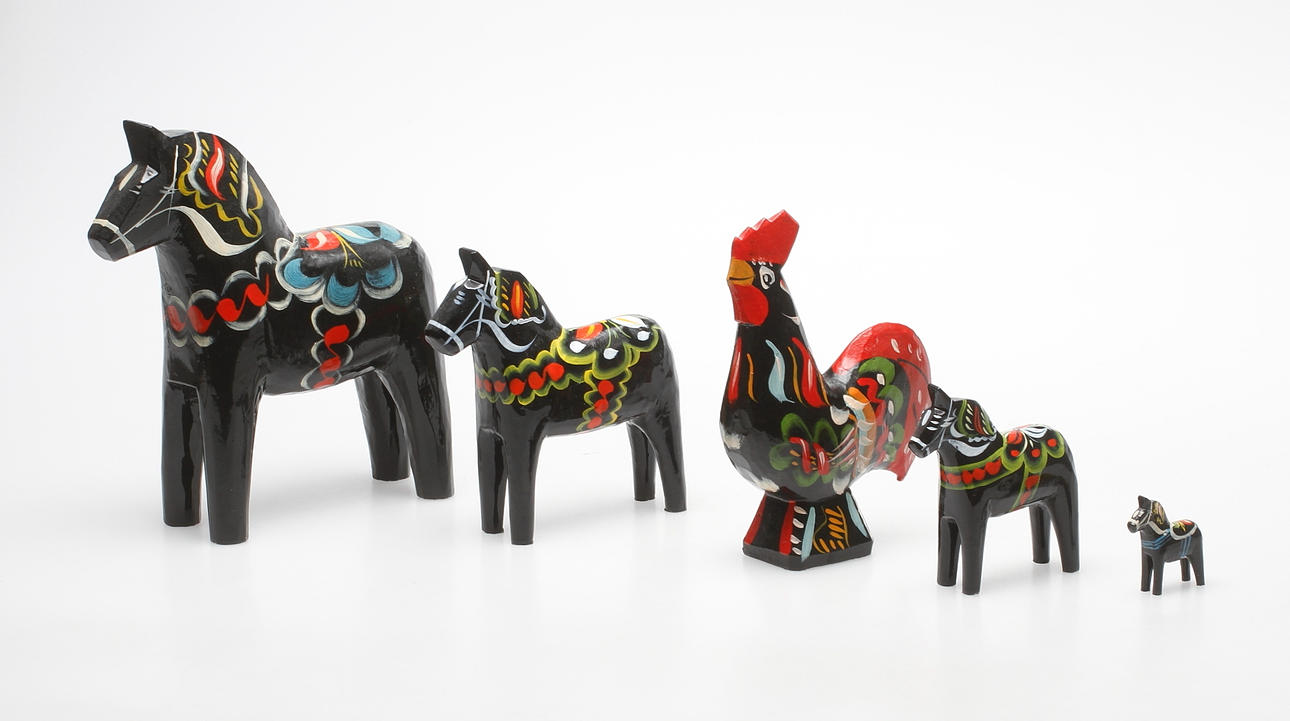 DALAHÄSTAR, 4 st samt DALATUPP, trä, bland annat Nusnäs.