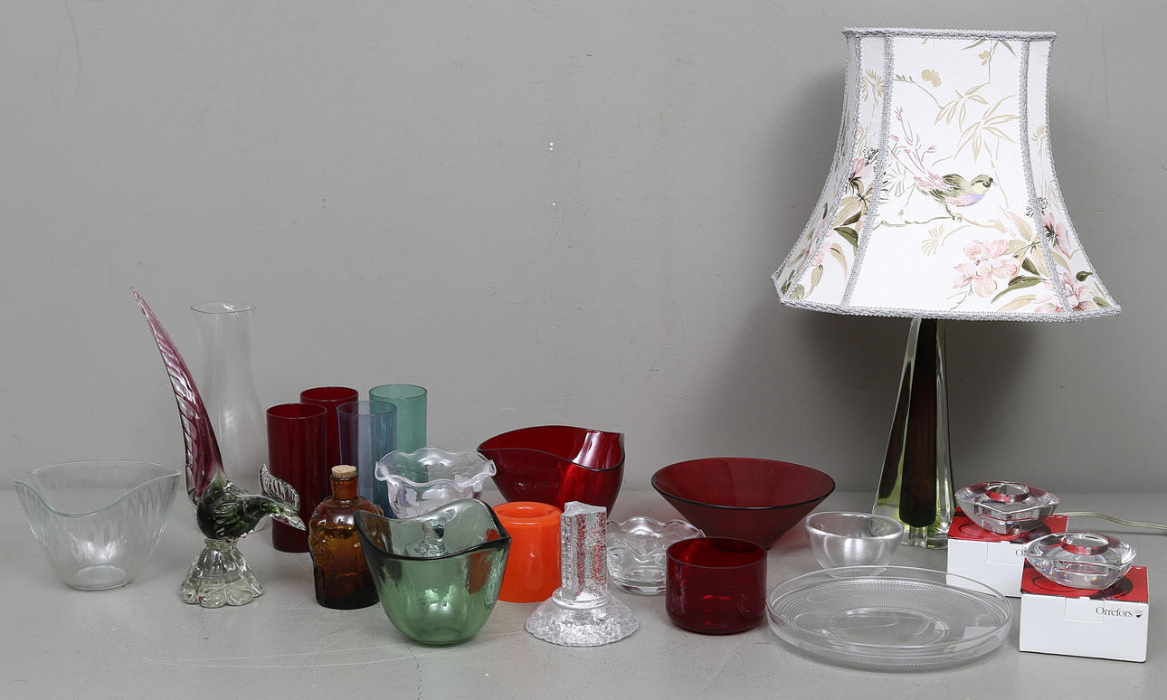 GLASFÖREMÅL, bland annat Orrefors, Reijmyre, Murano.