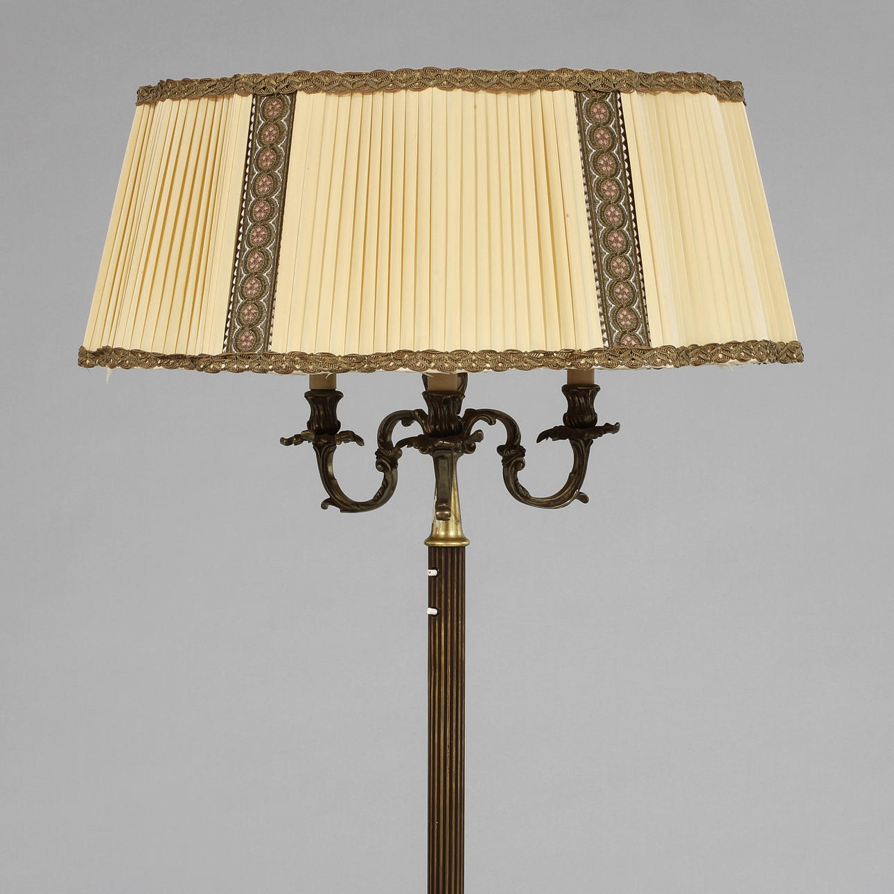 GOLVLAMPA, rokokostil, 1900-tal.