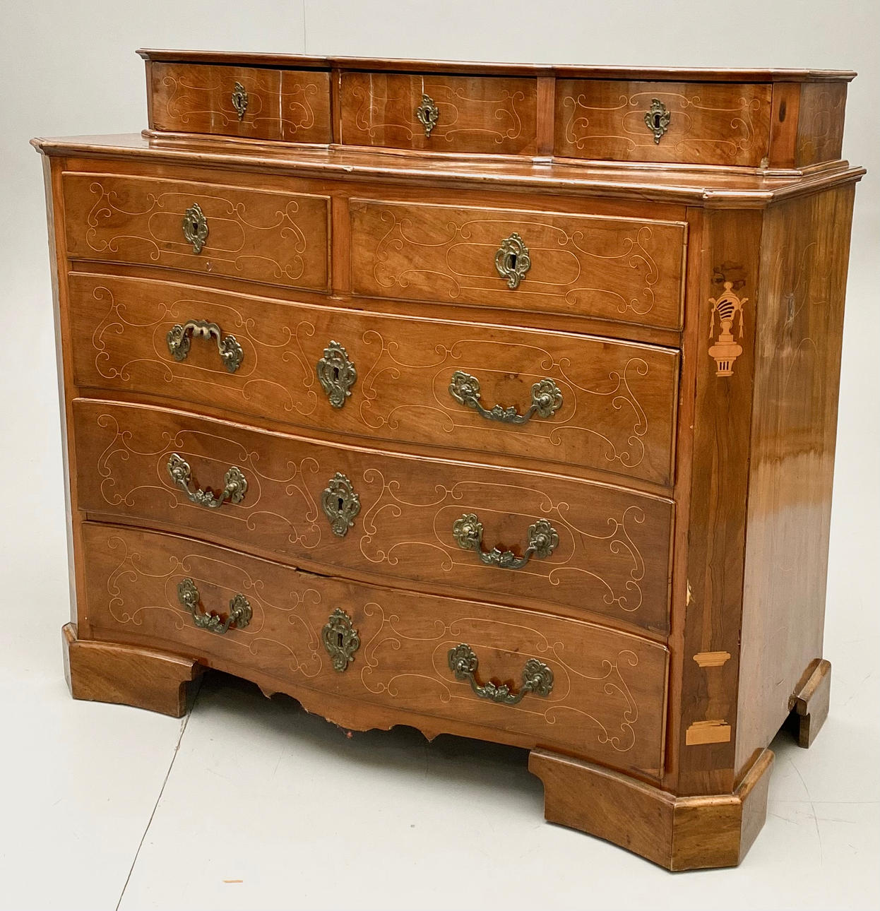 COMODA CON ESCABEL FECHADA 1812 EN MADERA CON MARQUETERÍA.