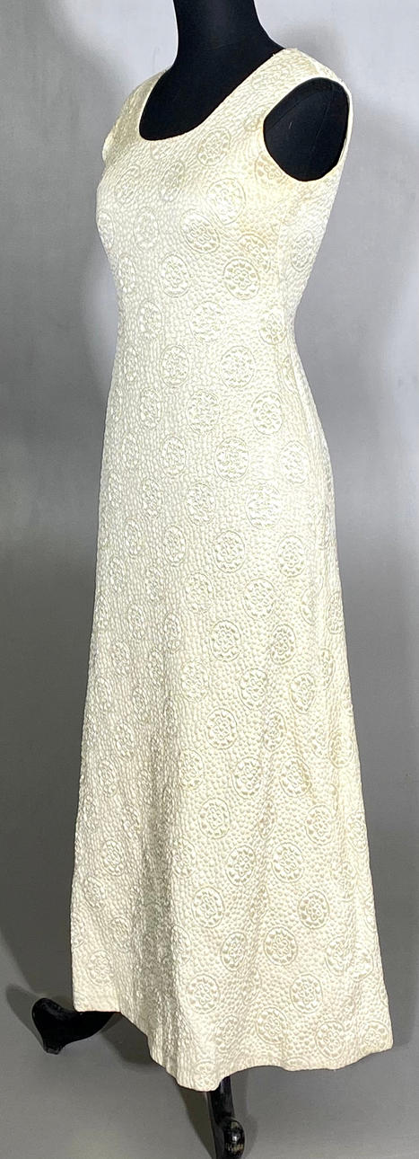70S VIT LÅNG KLÄNNING MED RELIEFER SOM BILDAR CIRKLAR.