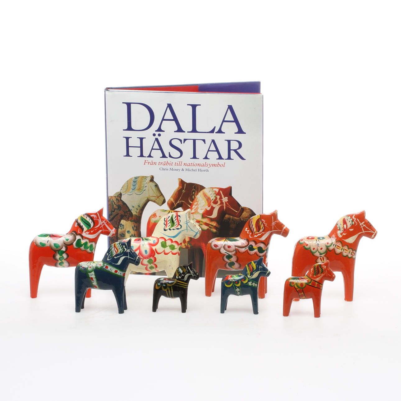 DALAHÄSTAR 8 st samt BOK "Dalahästar - Från träbit till nationalsymbol", Mosey & Hjorth, 1999.