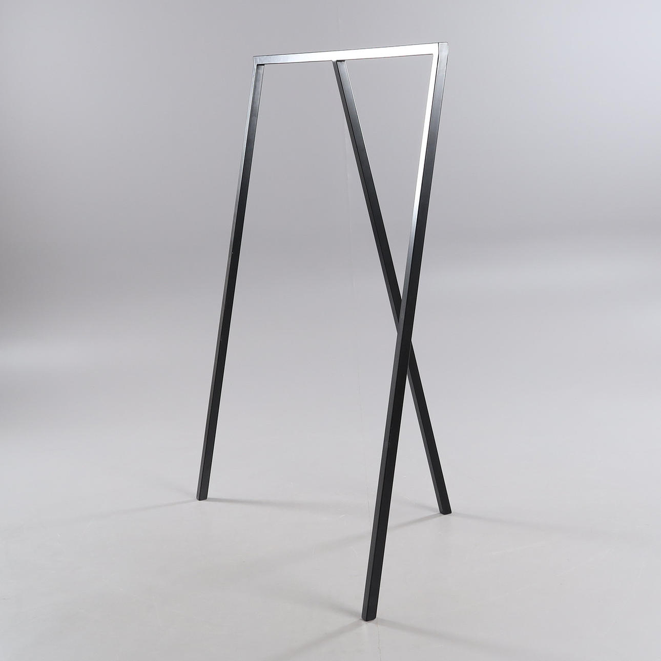 HAY "Loop Stand Hall", klädhängare, formgiven av Leif Jørgensen.