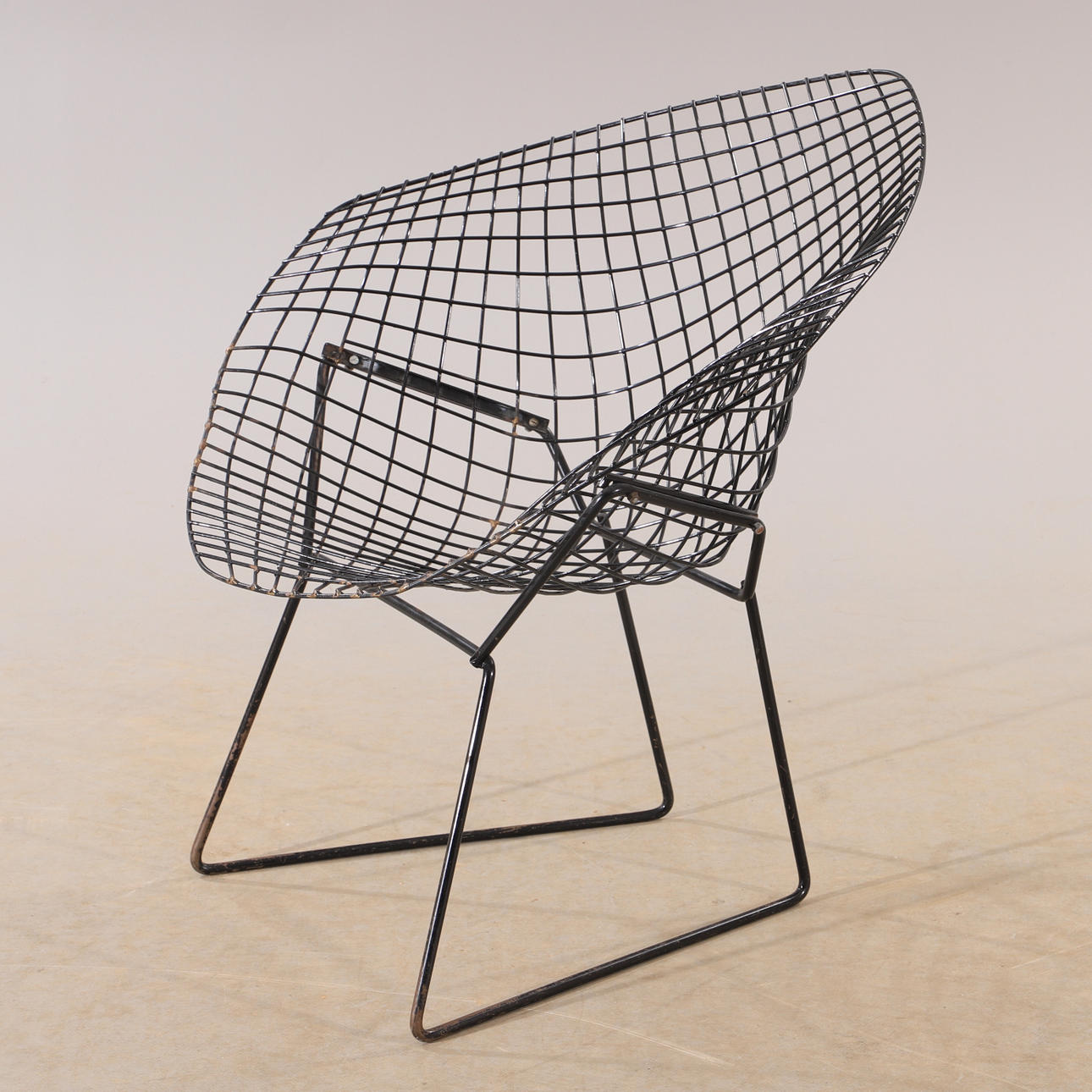 HARRY BERTOIA. "Diamond stol", sortmalet metal.