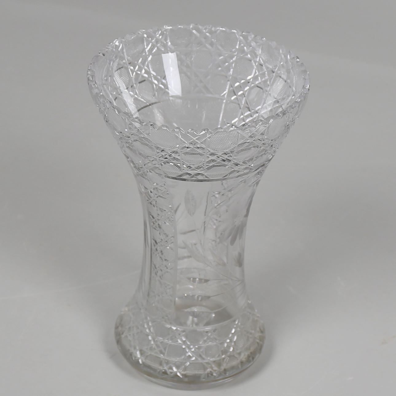 VAS i glas, dekor av blommor samt rutmönster.