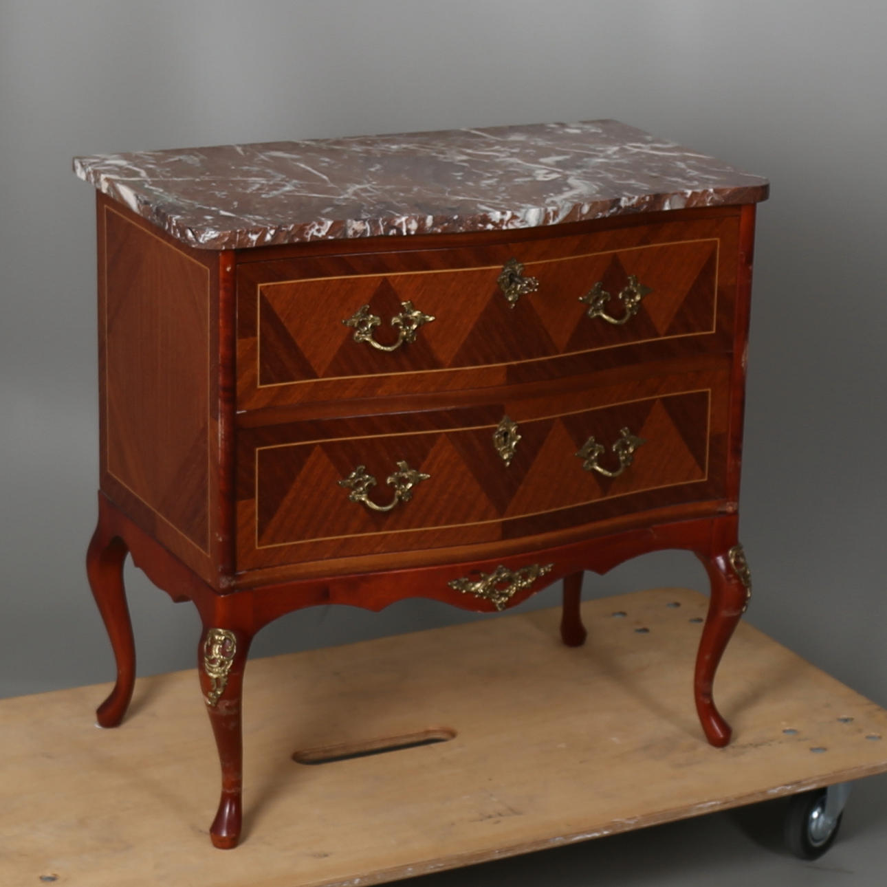 BYRÅ med marmorskiva och intarsia, rokokostil, 1900-talet.