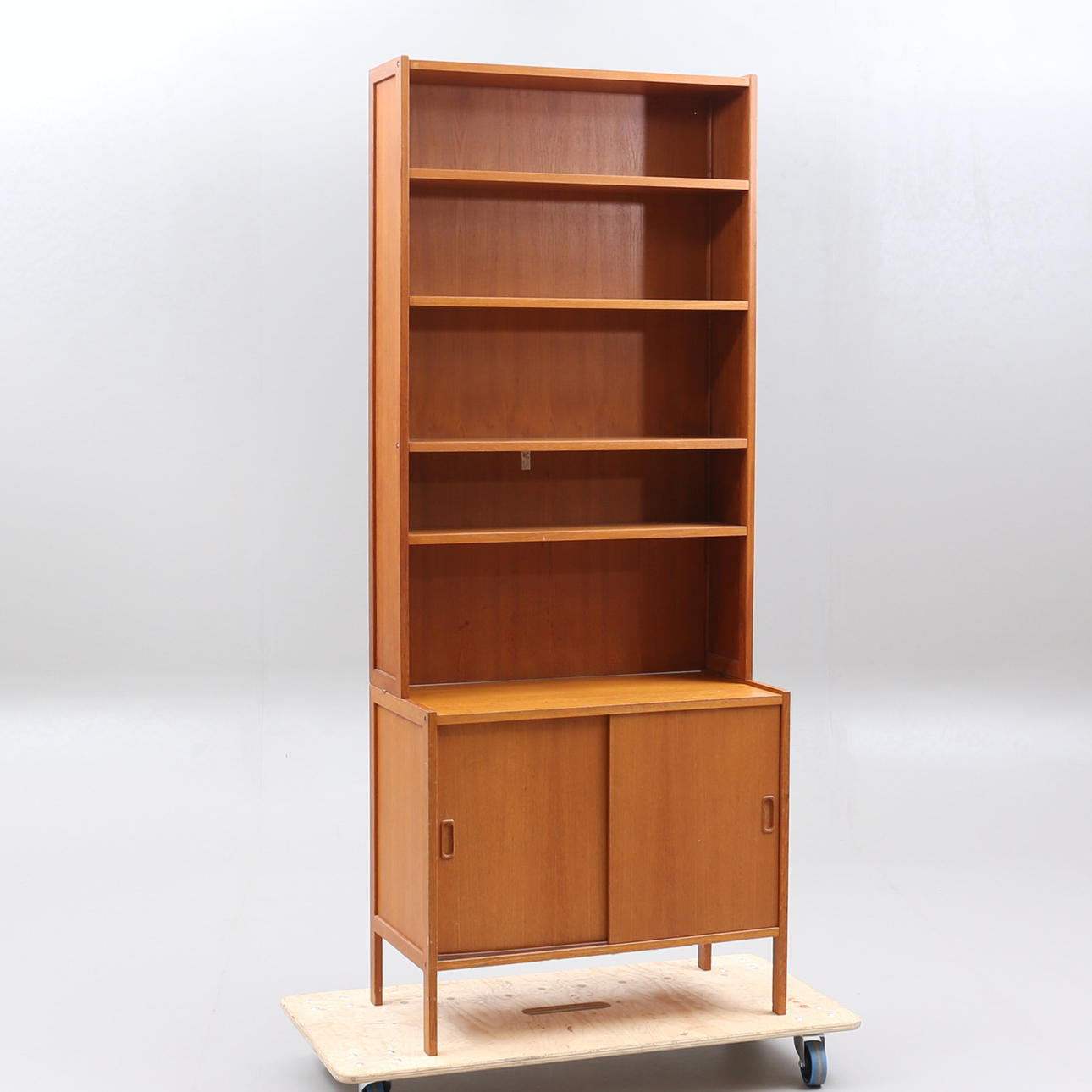 BOKHYLLA med underskåp, teak, omkring 1900-talets mitt.