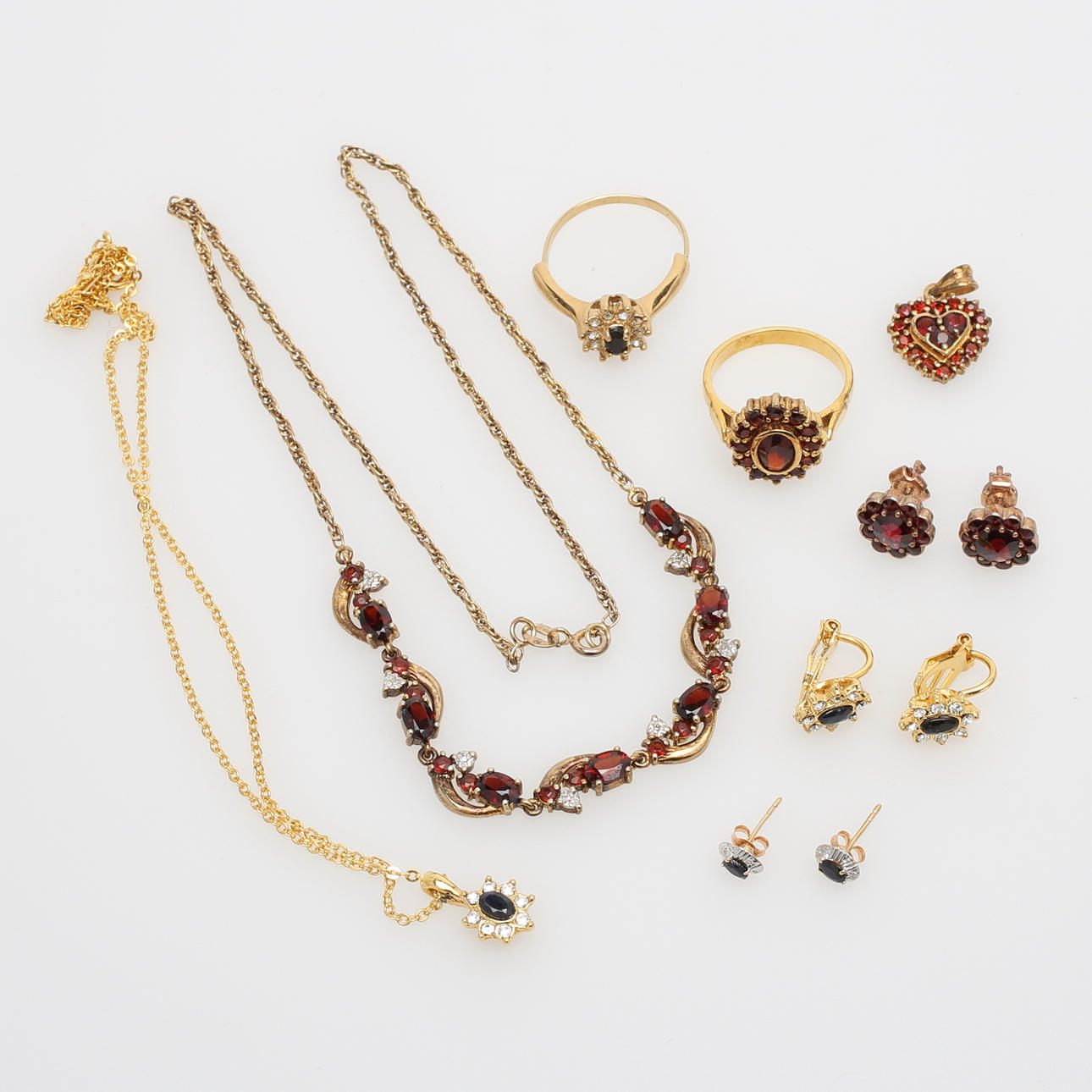 PARTI SMYCKEN, gulddouble´, granater m m.