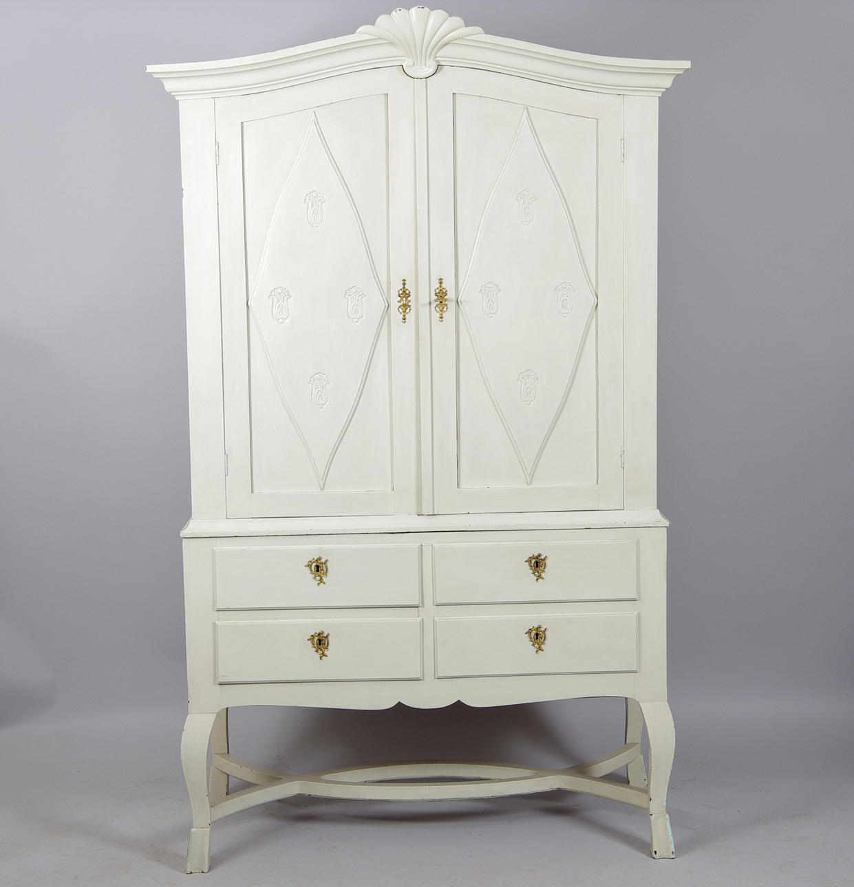 MATSALSSKÅP, vitmålat, rokokostil, 1900-talets första hälft.
