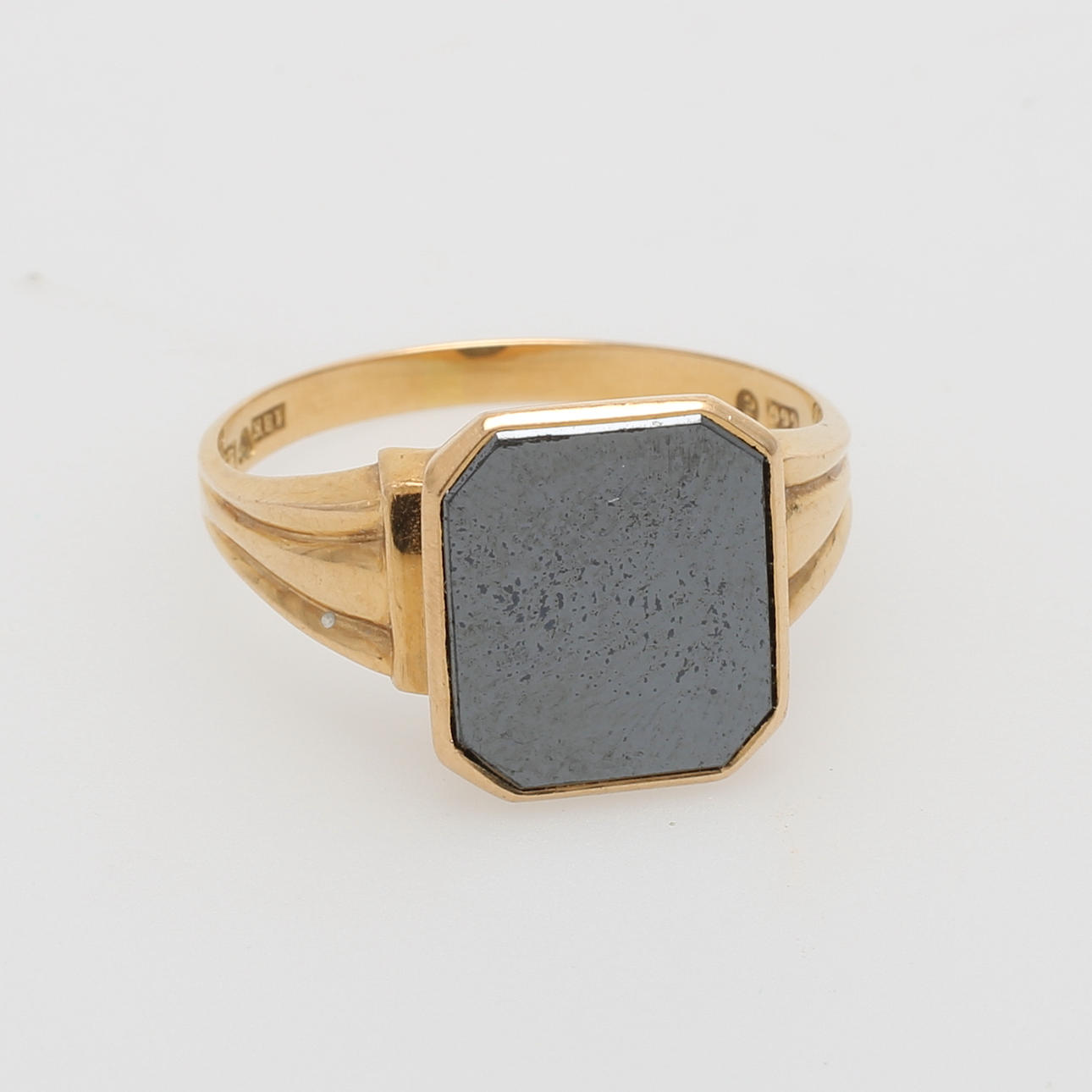 KLACKRING, guld 18 k, med svart sten, vikt 5,9 g, 1955.