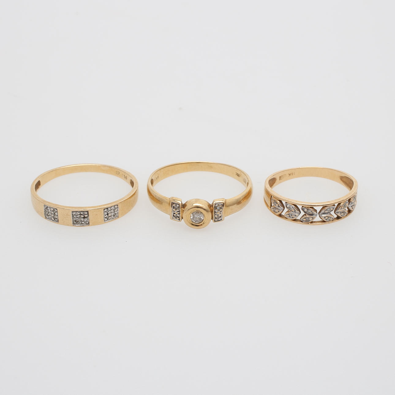 RINGAR, 3 st, guld 18 K, med stenar, vikt 6,9 g.