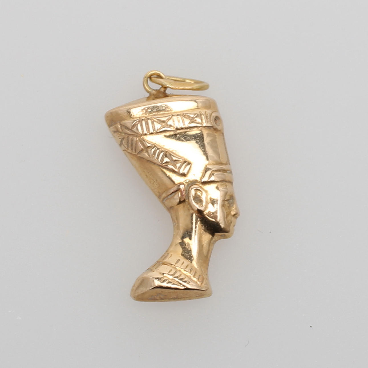 BERLOCK, guld 18 K, Nefertiti, vikt ca 1 g.