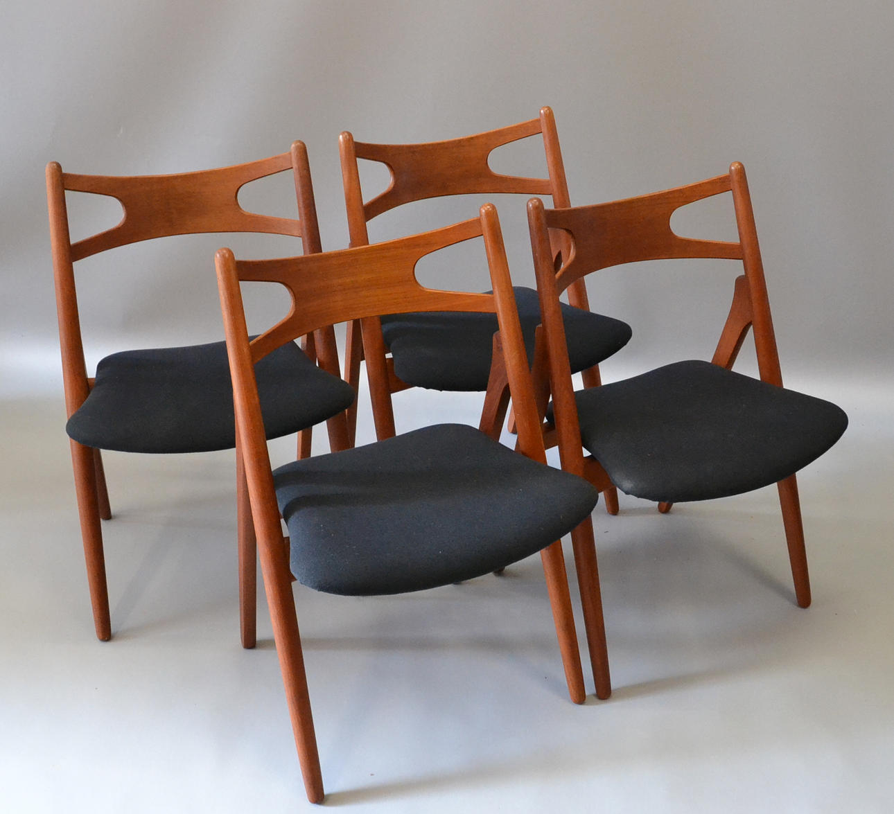 HANS J. WEGNER. Fyra stolar CH-29.