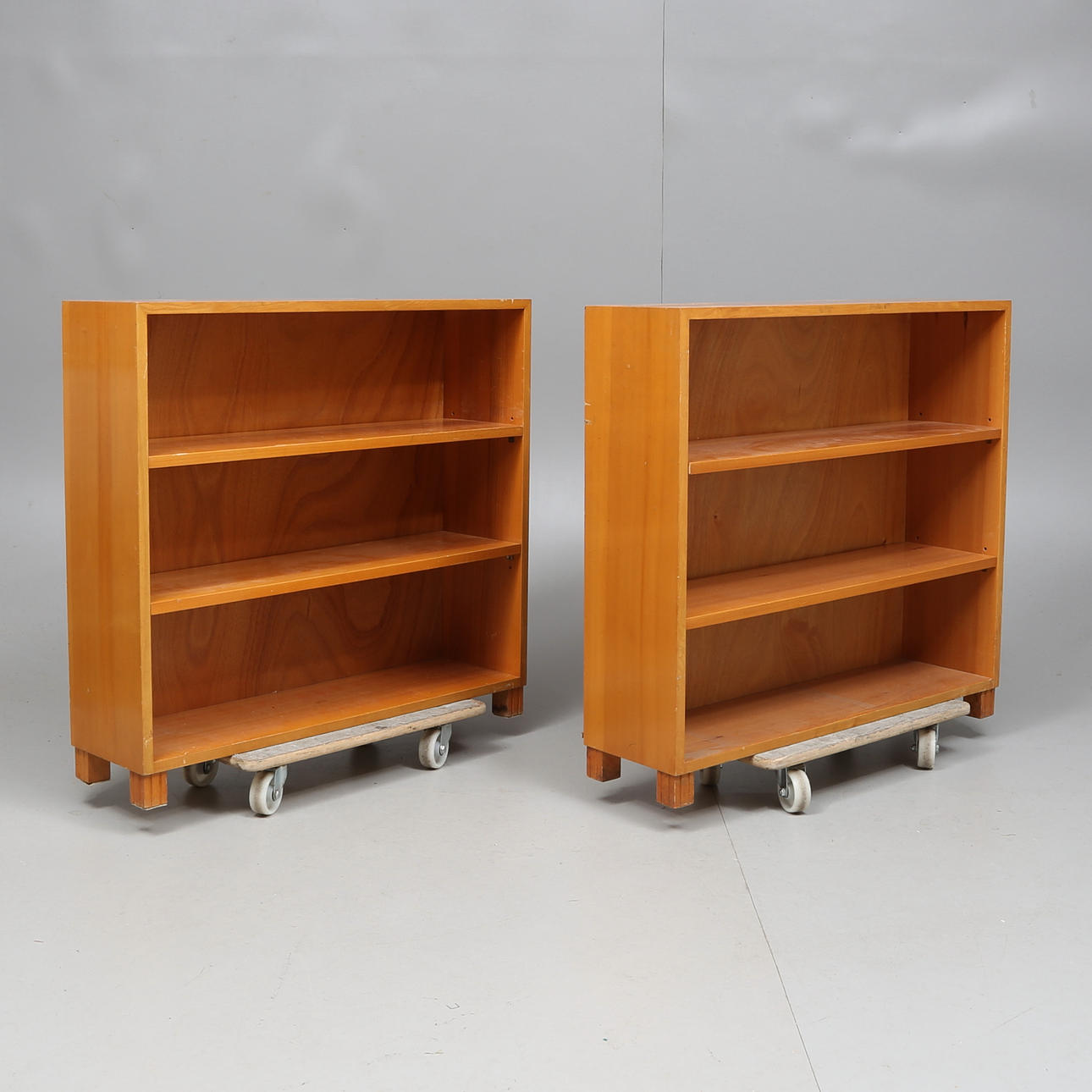 HYLLOR, 2st, omkring 1900 talets mitt. Möbler - Skåp & Hyllor - Auctionet