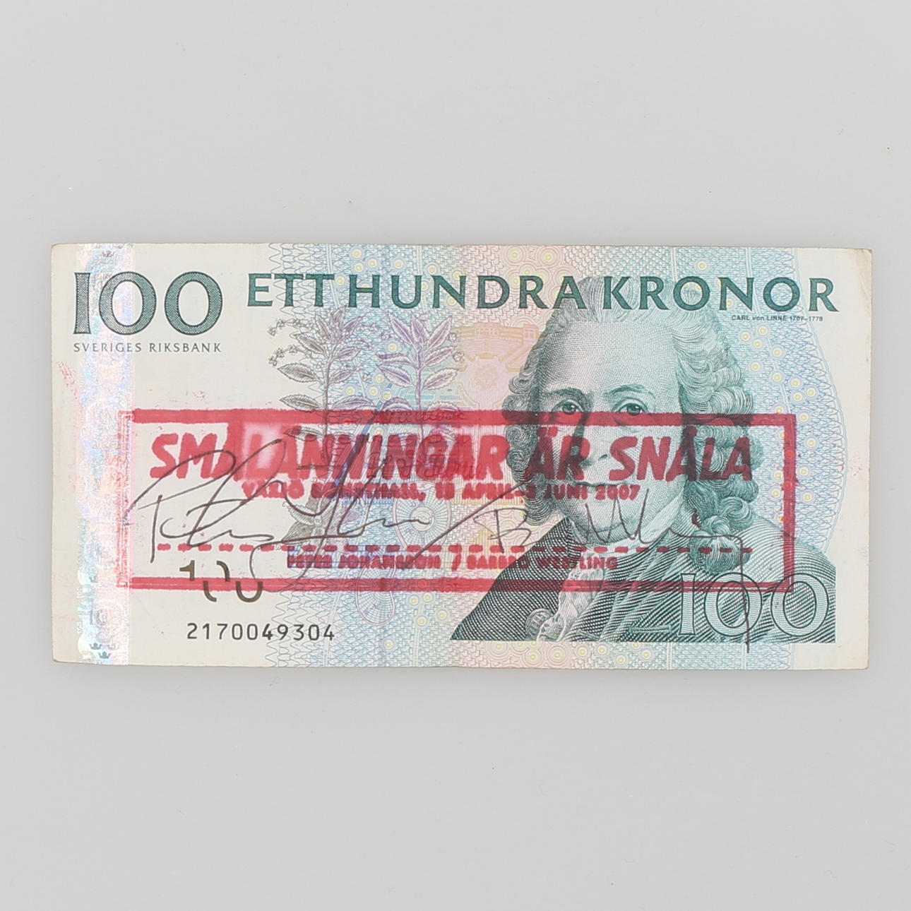 PETER JOHANSSON & BARBRO WESTLING. Stämplad 100 kronorssedel, "smålänningar är snåla" signerad.