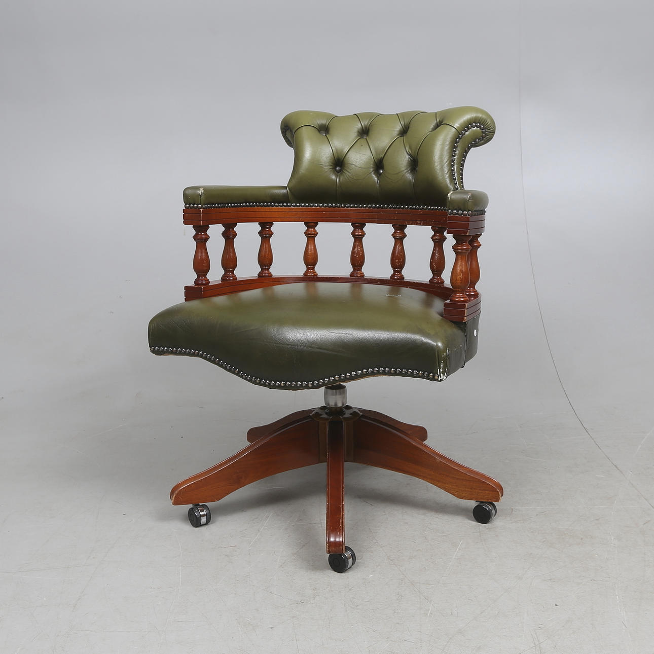 SKRIVBORDSSTOL, engelsk stil, 1900-talets andra hälft.