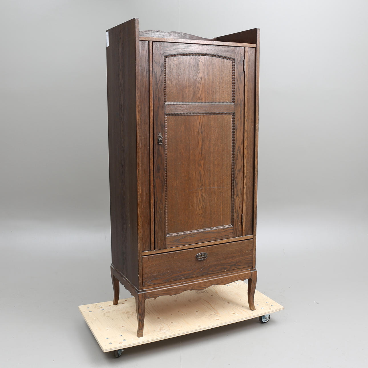 KLÄDSKÅP, ek, 1900-talets första hälft.
