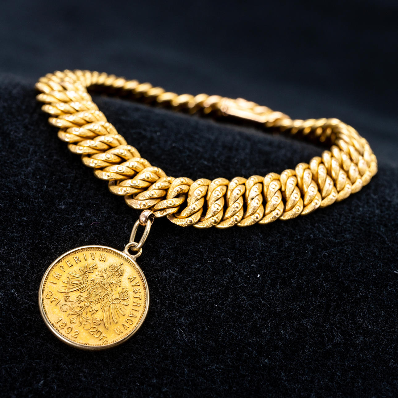 Pulsera con moneda.