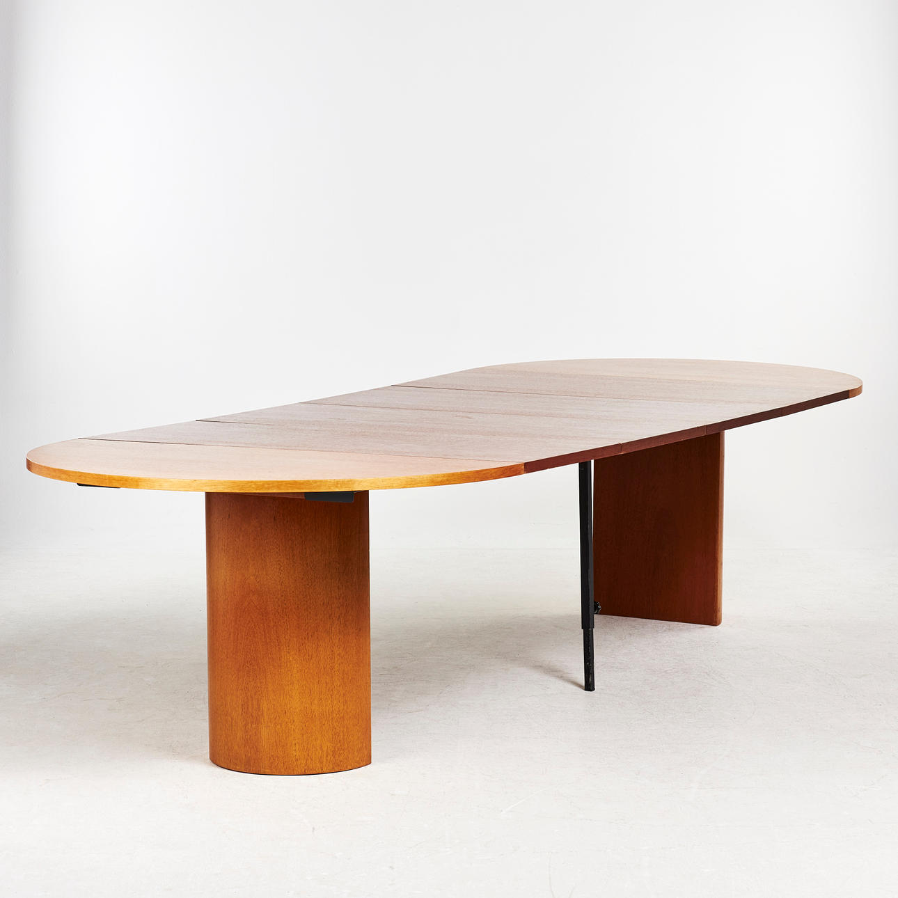 DINING TABLE, with 4 inserts, sign marked "Läsko exclusive model", fold-down support legs, mahogany.