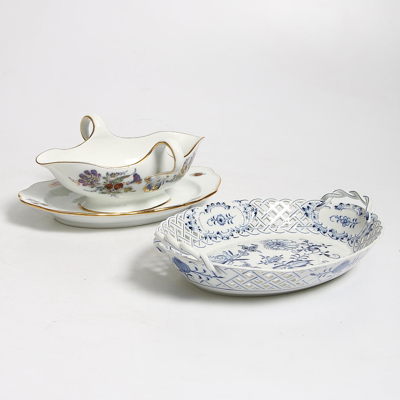 UPPLÄGGNINGSFAT samt SÅSSKÅL, 2 st, porslin, bl.a. "Lök-mönstret", Meissen, Tyskland. 1900-tal.