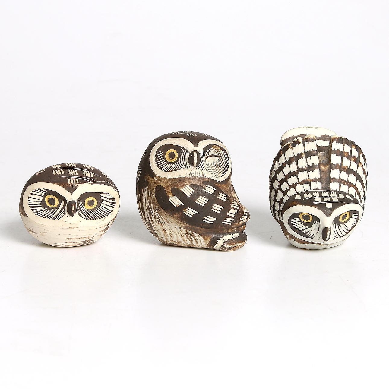 FIGURINER / UGGLOR, 3 st, keramik, "Knip", "Klot" och "Burr", Edward Lindahl, Gustavsberg. Signerade.