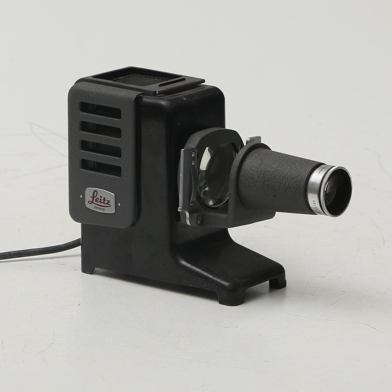 SLIDE PROJECTOR, Leitz, Prado 150.