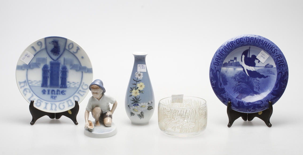 TALLRIKAR, 2 st, porslin, Royal Copenhagen och Rörstrand, FIGURIN OCH VAS, Royal Copenhagen, SKÅL, glas, Rosenthal.