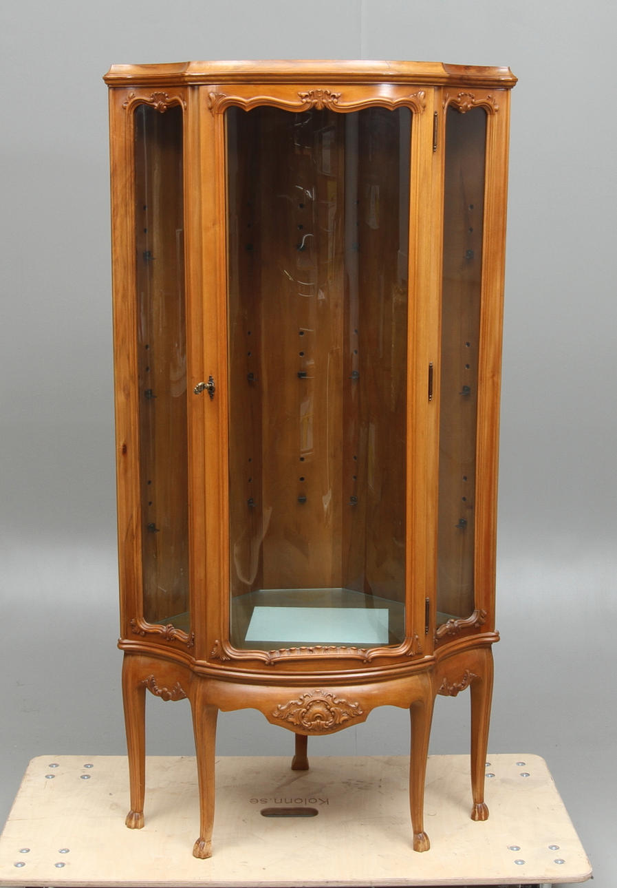 HÖRNVITRINSKÅP, rokokostil, 1900-tal.