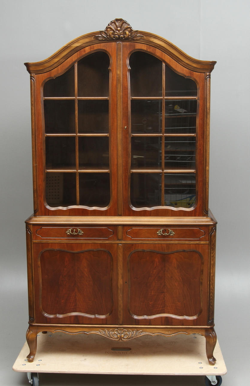 SKÅP, med vitrinöverdel, rokokostil, 1900-tal.