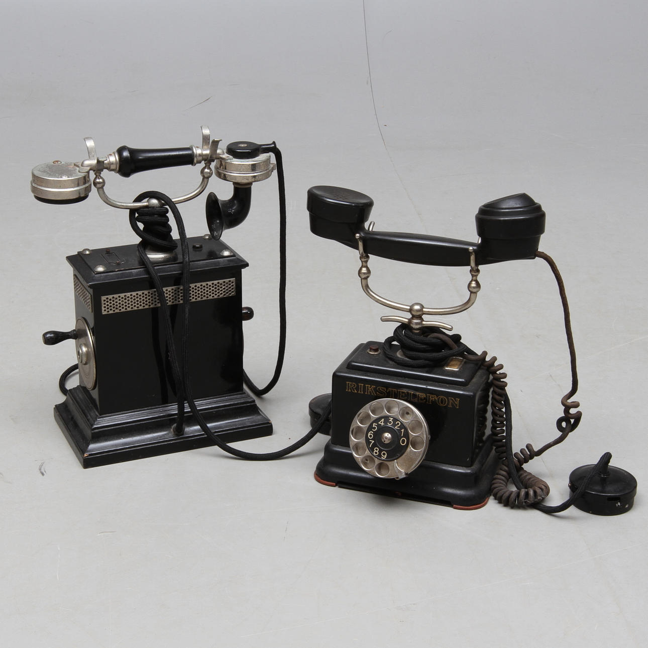 BORDSTELEFONER, 2 st, varav en Rikstelefon, LM Ericsson.