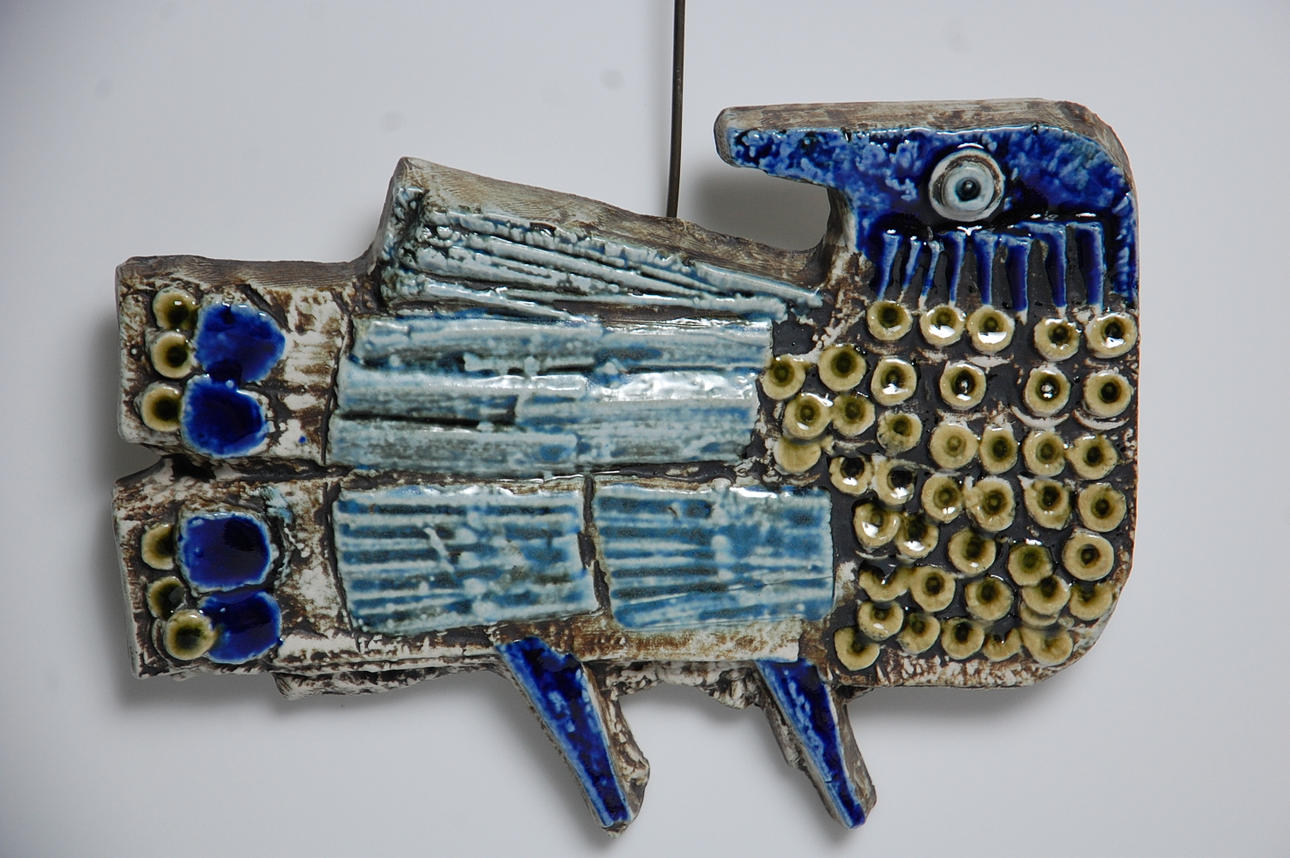 LISA LARSON. väggrelieff, signerad Lisa L Gustavsberg.