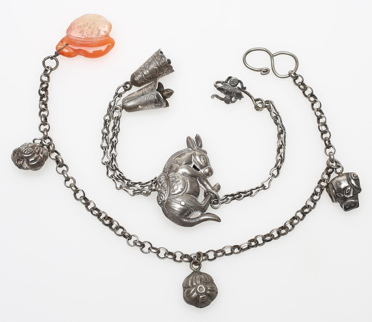 COLLIER, AMULETT, TVÅ DELAR, KINA 1900-TALETS BÖRJAN.