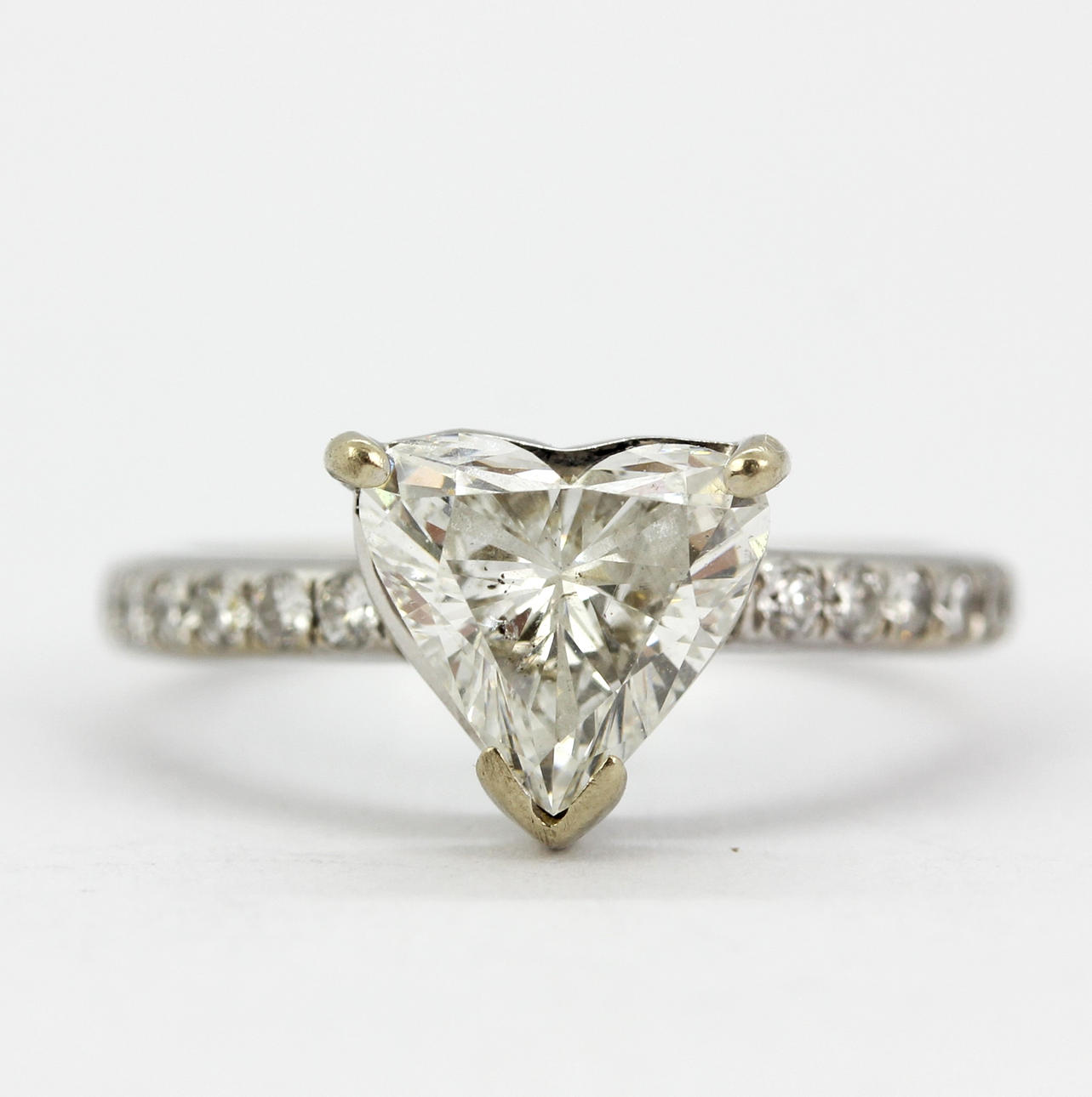 14K VITT GULD HJÄRTA SKÄR DIAMANT RING.